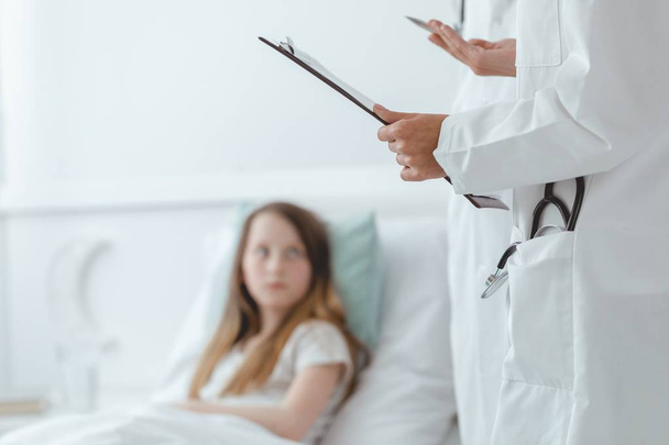 Doctor explaining to a child what a diagnosis is - Foto, Imagem