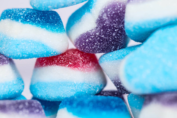 Cukierki z galaretek owocowych, niebieskie i czerwone słodycze - Zdjęcie, obraz