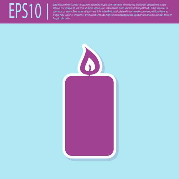 Икона "Ретро фиолетовая горящая свеча" выделена на бирюзовом фоне. Старомодная зажженная свеча. Цилиндрическая ароматическая свеча с горящим пламенем. Плоский дизайн. Векторная миграция
 - Вектор,изображение