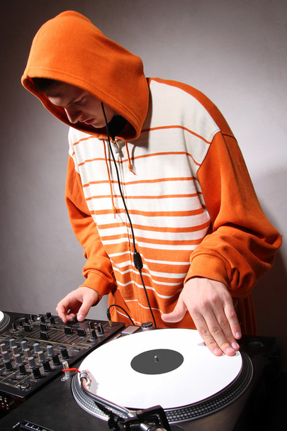 Хип-хоп диджей царапает пластинку
 - Фото, изображение