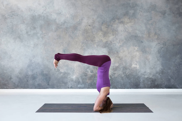 mujer practicando yoga, de pie en salamba sirsasana ejercicio, pose de cabecera
 - Foto, imagen