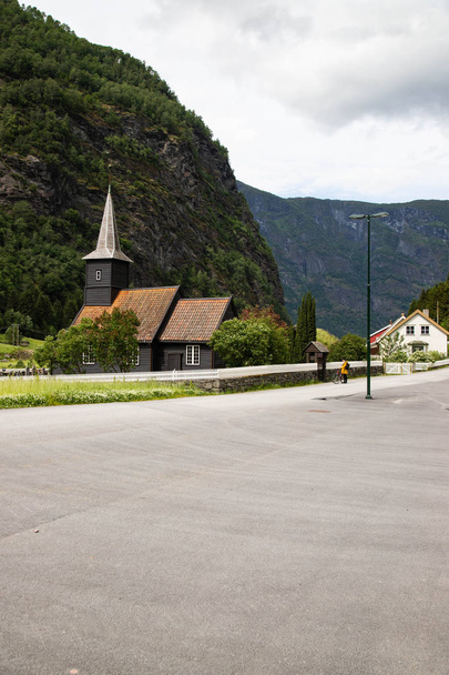 Vecchia chiesa in legno nel piccolo villaggio di Flam, Norvegia
 - Foto, immagini