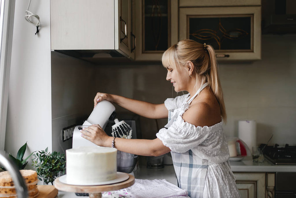 Girl baker prepares a delicious berries cheesecake - Foto, immagini