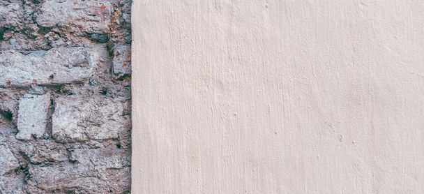 ベージュの新しい塗装された石膏壁と古いレンガの壁のバナーの背景 - 写真・画像