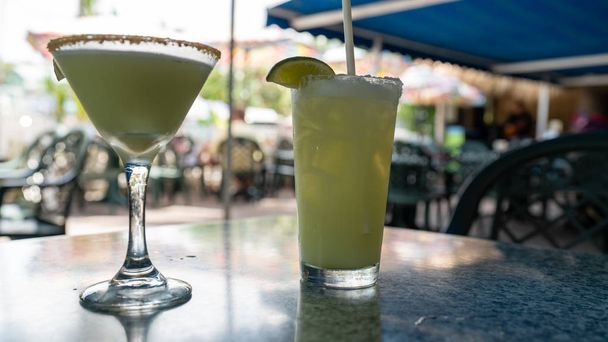 Deux cocktails tropicaux frais sur un comptoir de bar
 - Photo, image