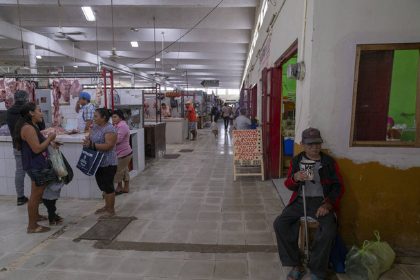 VALLADOLID, MÉXICO - FEVEREIRO 12, 2019: corredores do mercado local de frutas e vegetais
 - Foto, Imagem