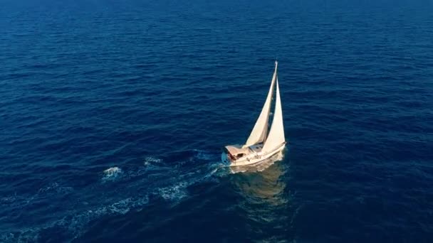 Luchtfoto. Jacht zeilen op de open zee op zonnige dag. Zeilboot in zee. - Video