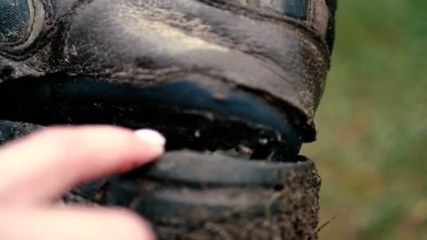 Błotniste nowoczesne buty górskie dostał zgrywanie w górach gruzińskich w SLO-mo - Materiał filmowy, wideo