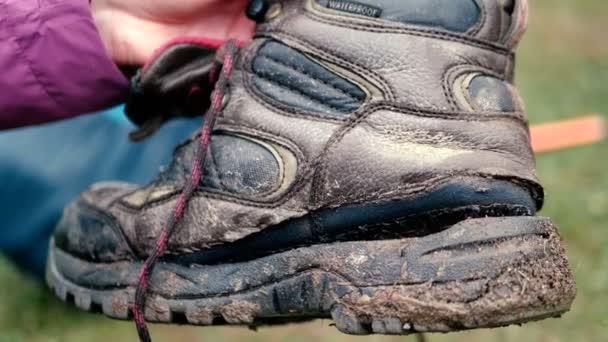 Grubby bota de montaña moderna fue rasgado en las montañas de Georgia en slo-mo
 - Metraje, vídeo