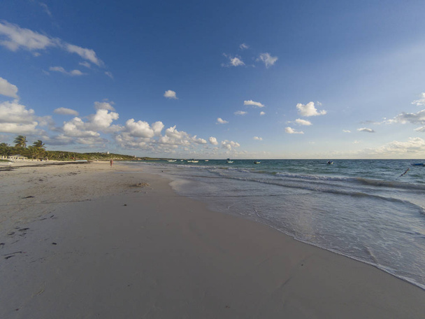 Paradise Beach también llamada Playa Paraíso al amanecer - hermosa y tropical costa caribeña de Tulum en Quintana Roo, Riviera Maya, México
 - Foto, Imagen