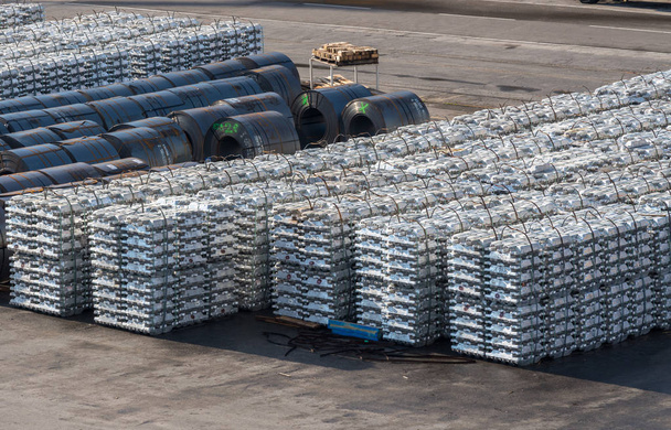 Pile di metallo al molo nel porto di Capodistria in Slovenia - Foto, immagini