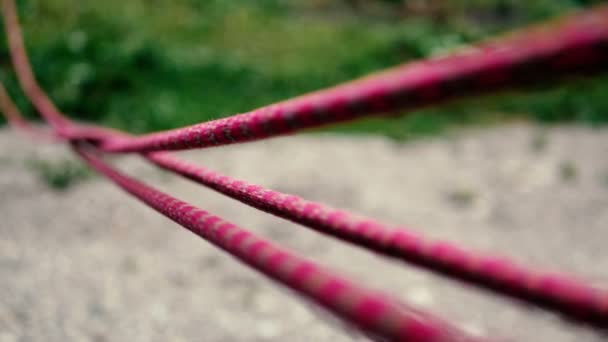 Три рожеві мотузки, що об'єднують два краї великої діри в грузинських горах в SLO-Mo - Кадри, відео