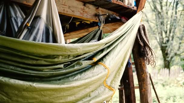 Три палатки привязаны к деревянному сараю в горах Грузии в сло-мо
 - Кадры, видео
