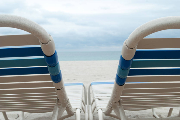 Deux chaises longues sur la plage avec fond marin
 - Photo, image