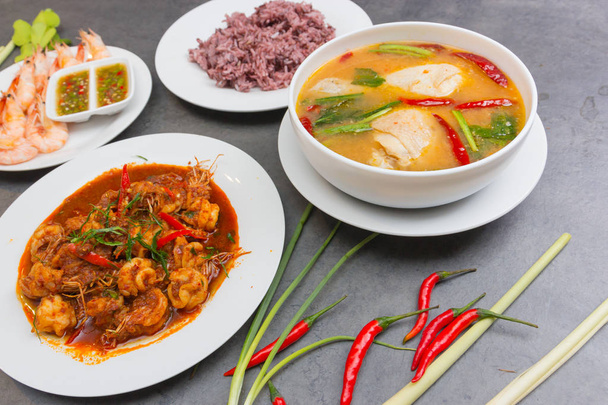 Смажені картопляні креветки, варені креветки, гострий соус, тайська їжа
 - Фото, зображення