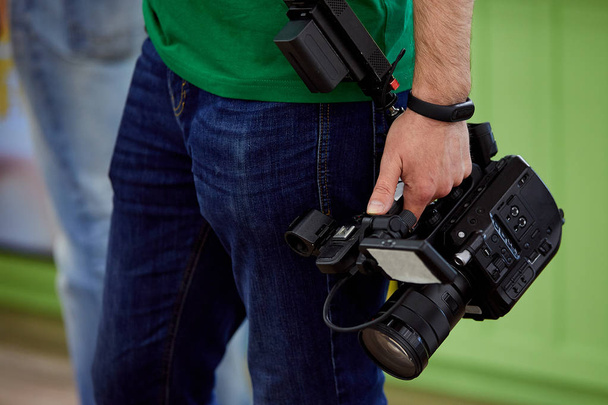Nos bastidores da filmagem ou produção de vídeo e equipe de equipe de filmagem com equipamentos de câmera em localização ao ar livre
. - Foto, Imagem