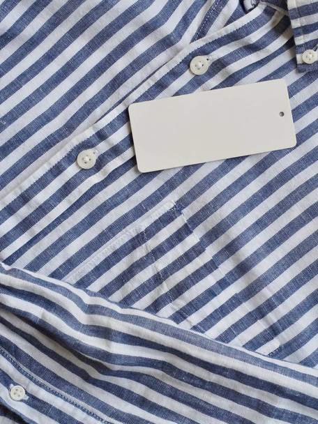 Полосатая льняная рубашка и этикетка одежды, летняя одежда
 - Фото, изображение