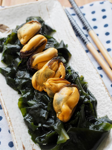 Aziatisch eten zeewier en mosselen - Foto, afbeelding