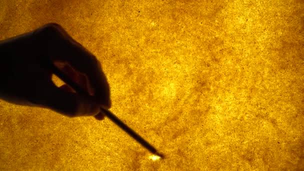 男性の手は陰陽のシンボルである砂の上に描きます。調和の概念。砂のショー - 映像、動画