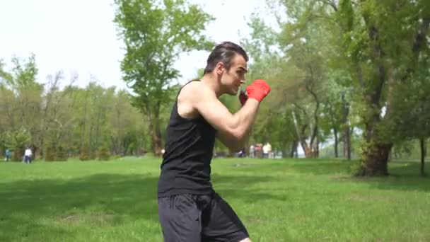 4. Homem musculoso boxeador treinando com sombra. Parque da cidade boxe ao ar livre tiro constante. Equipa de autodefesa
 - Filmagem, Vídeo