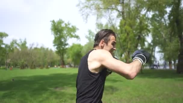 4. Sexy uomo muscolare boxer formazione con ombra. Parco cittadino all'aperto boxe colpo costante. Squadra di autodifesa
 - Filmati, video