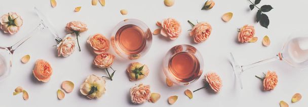 Rose wine and roses on white background - Foto, Imagem