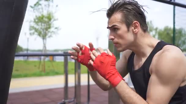 4. a doboz ereje. Fiatal izmos férfi bokszoló képzés kültéri. Folyamatos lövés  - Felvétel, videó