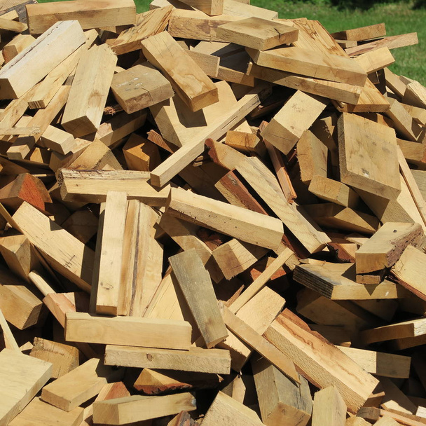 Pieu de bois pour le chauffage en hiver
 - Photo, image