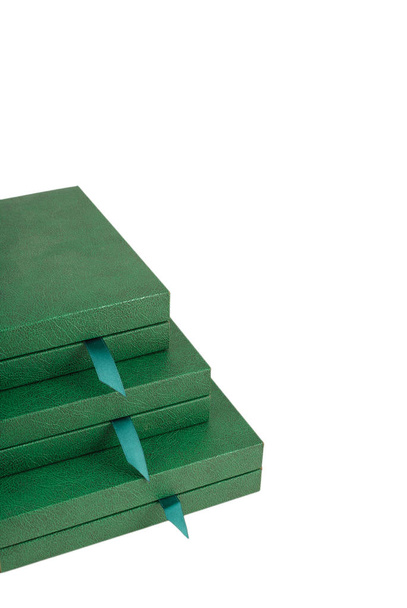 Groene dozen van leer op een witte achtergrond, isoleren. - Foto, afbeelding