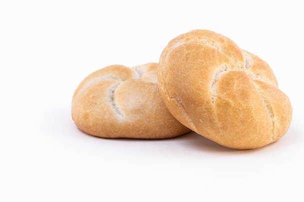 Twee brood van vers gebakken brood op witte achtergrond - Foto, afbeelding