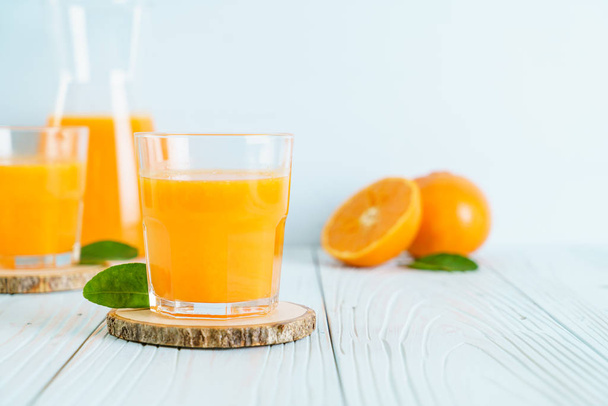 Fresh orange juice on wood background - Foto, Imagen