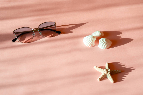 Composition de mode avec accessoires de mer sur fond rose avec ombre. Pose plate, vue de dessus blog style français style de vie
  - Photo, image