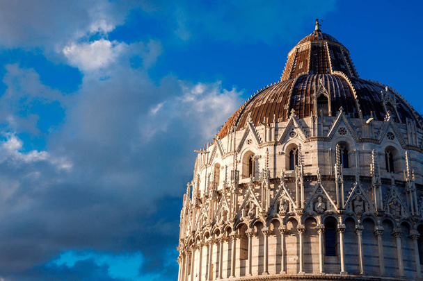 Kathedrale und schiefer Turm im sonnigen Pisa, Italien. - Foto, Bild
