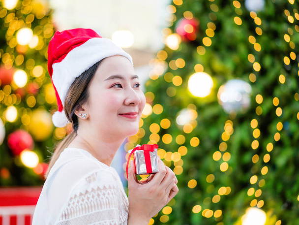 retrato de sonriente hermosa joven asiática con regalo en el
 - Foto, Imagen