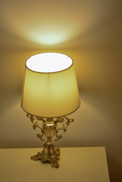  a lâmpada na mesa de cabeceira
 - Foto, Imagem