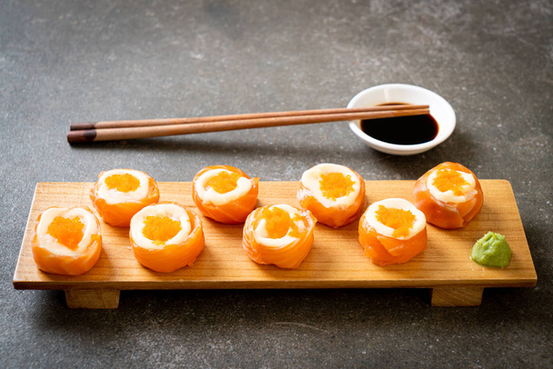 fresh salmon sushi roll with mayonnaise and shrimp egg - Foto, imagen