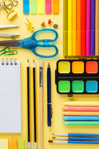 Set of colorful stationery and supplies for school. - Foto, afbeelding
