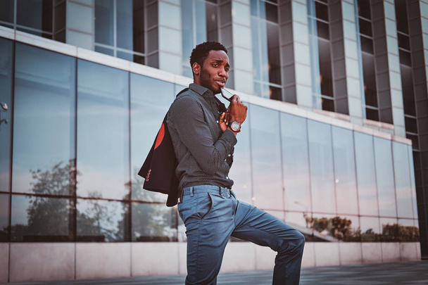 Atractivo hombre afroamericano está de pie cerca de su oficina
 - Foto, Imagen