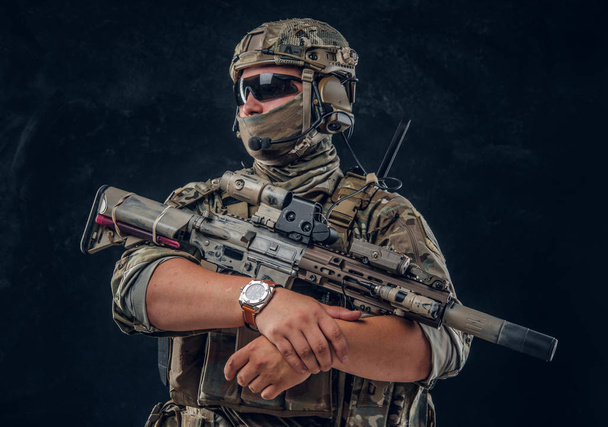 Militar en uniforme con ametralladora
 - Foto, imagen