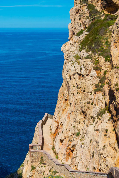 Merenranta lähellä Neptunuksen luolaa (Grotta di Nettuno) Algherossa, Sardiniassa
  - Valokuva, kuva