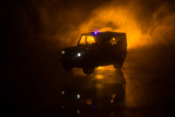 Polizeiautos in der Nacht. Polizeiwagen bei nächtlicher Verfolgungsjagd mit Nebelhintergrund. 911 Notfallmaßnahmen - Foto, Bild