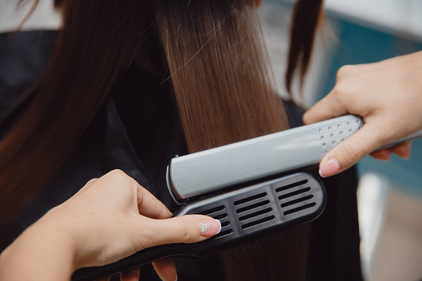 Leczenie włosów i białka keratyny stos za pomocą narzędzia profesjonalne ultradźwiękowy żelaza. Koncepcja laminowanie, podnoszenia - Zdjęcie, obraz