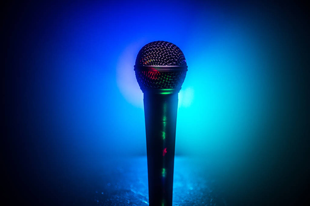 Mikrofon karaoke, koncert. Wokalny mikrofon dźwiękowy w słabym oświetleniu z niewyraźne tło. Muzyka na żywo, sprzęt audio. Koncert karaoke, śpiewać dźwięk. Piosenkarka w karaokes, mikrofony. - Zdjęcie, obraz
