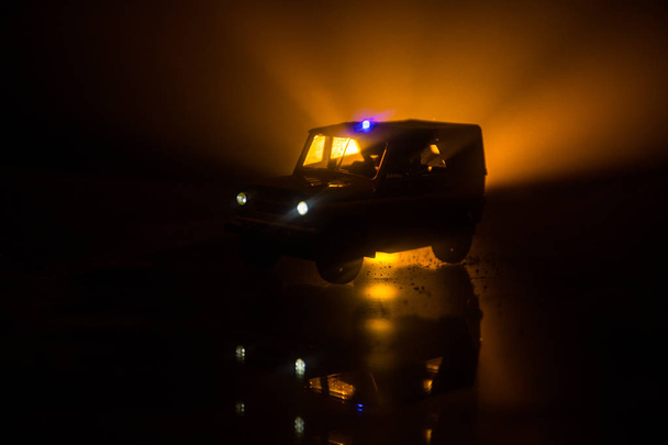 Politieauto's 's nachts. Politie auto jagen een auto 's nachts met mist achtergrond. 911 nood reactie - Foto, afbeelding