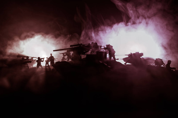 Válečná koncepce. Vojenské siluety bojová scéna na válečné mlha nebe pozadí, - Fotografie, Obrázek
