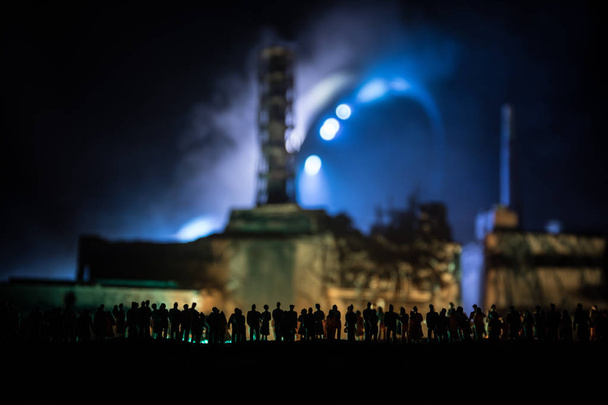 Творчий прикраси мистецтва. Чорнобильська атомна електростанція вночі. Схема покинутих чорнобильських станцій після вибуху ядерного реактора. - Фото, зображення
