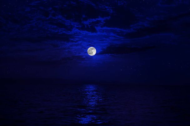 Värikäs taivas pilvi ja kirkas täysikuu yli merimaiseman illalla. Tyyneyden tausta
 - Valokuva, kuva