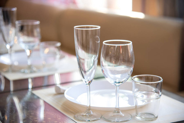 Apparecchiatura della tavola nel ristorante, tra cui bicchieri di vino, cha
 - Foto, immagini
