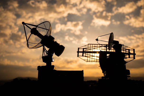 Silhouetten von Satellitenschüsseln oder Radioantennen vor dem Abendhimmel. Weltraumobservatorium. - Foto, Bild