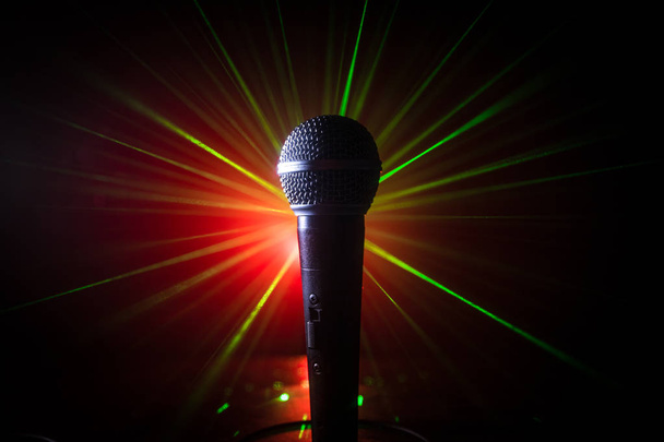 Karaoke de micrófono, concierto. Micrófono de audio vocal con poca luz y fondo borroso. Música en vivo, equipo de audio. Concierto de karaoke, sonido de canto. Cantante en karaokes, micrófonos
. - Foto, Imagen